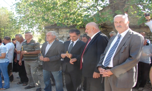 http://jadovno.com/tl_files/ug_jadovno/img/otadzbinski_rat/oluja/Gosici_Pupovac i svjece.jpg