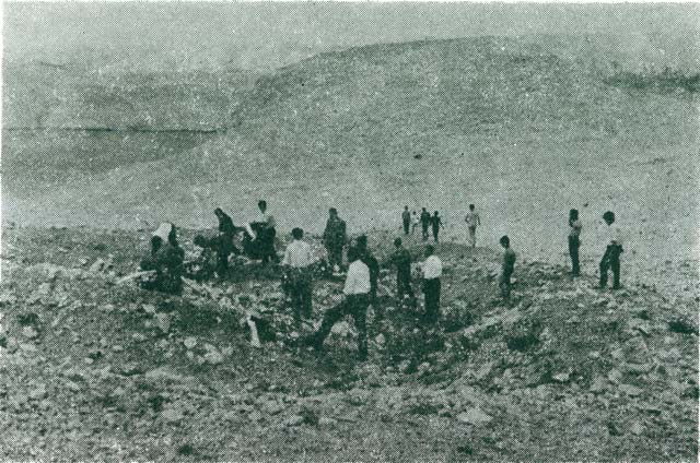 A group of people from Pag lays wreaths on the excavated graves in Furnaža above Malin – Slana, 1964.