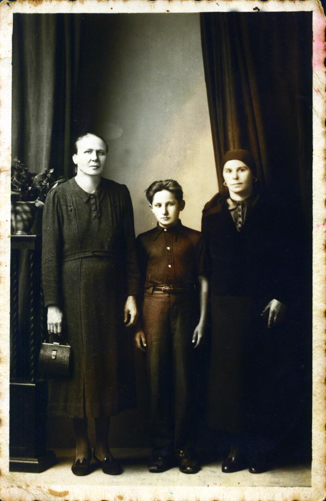 U septembru 1943. za vrijeme oporavka u daruvarskoj banji autor sa Marijom Bosanac Bricinkom i majkom Evicom.