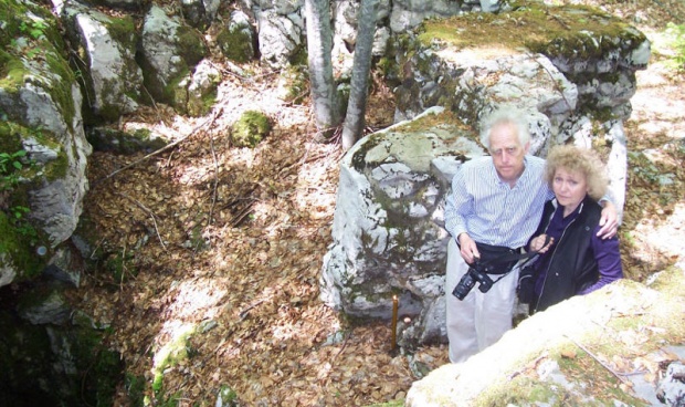 Novak sa suprugom Hajom, pored jedne od jama u koje su bacane žrtve