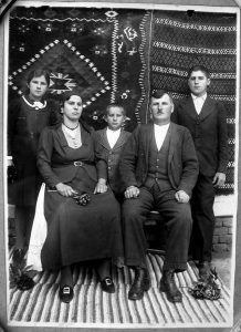 Породица Луке Басташића 1938. године: Јованка, Евица, Милан, Лука и Стево