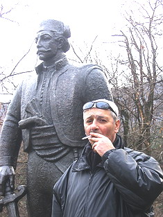 Radovan Kalabić pored spomenika oslobodiocu Beograda, Vasi Čarapiću.