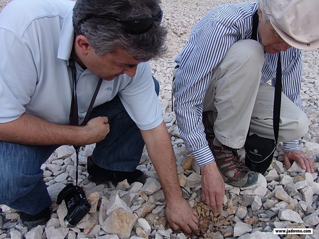 12.5.2006. Deni Novak i Dušan Bastašić na području nekadašnjeg logora Slana na otoku Pagu, Hrvatska