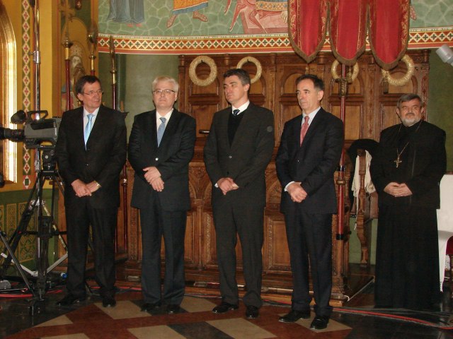 Stanimir Vukićević, Ivo Josipović, Zoran Milanović, Milorad Pupovac na liturgiji (Tanjug)