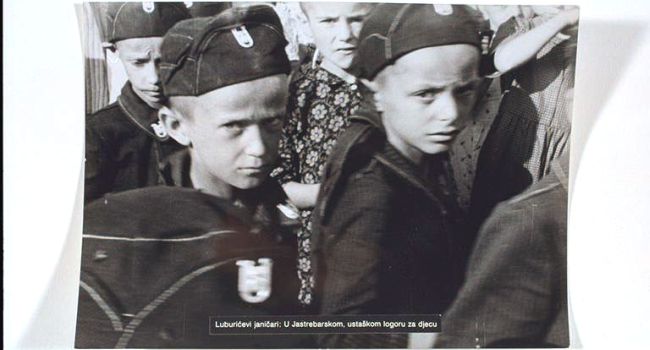 Деца са Козаре у усташким униформама