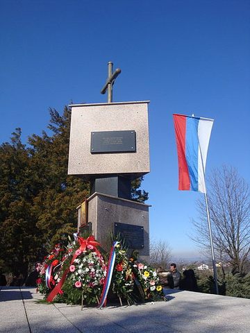 Споменик страдалим Србима у Дракулићу