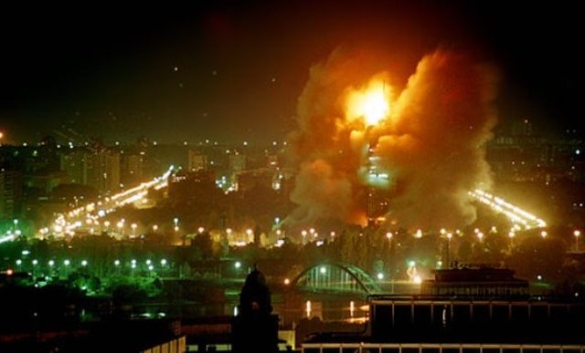 NATO_bombarduje_civilne_ciljeve_po_Beogradu_1999.jpg