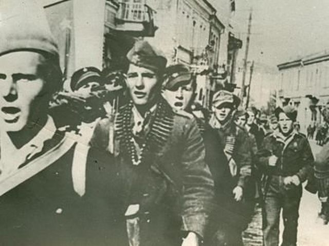 Partizani_ulaze_u_Zagreb_1945.jpg