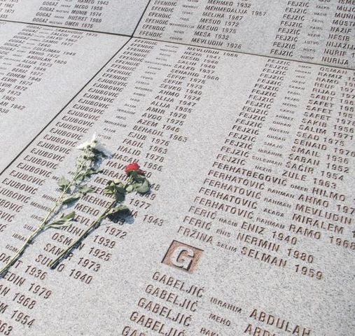 Srebrenica_spomen_ploca_sa_imenima_zrtava.jpg