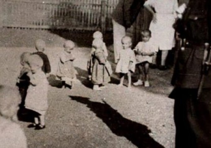Srpska djeca u logoru