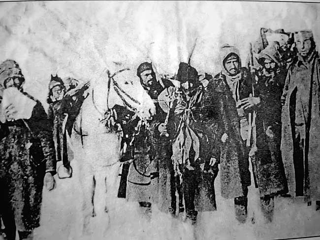 У кршу Албаније &ndash; Александар Каначки (поред коња) (Фото Риста Марјановић)