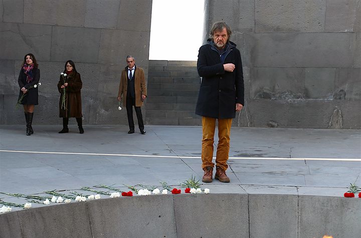 Proslavljeni srpski reditelj Emir Kusturica posjetio je memorijal posvećen Jermenima, žrtvama genocida, gdje je prije pet i po godina, prilikom prve posjete Jermeniji, zasadio drvo