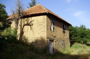 Kuća u selu Vojmisliće, Zubin Potok, je poodavno zakatančena