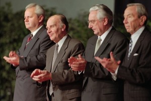 Slobodan Milošević, Alija Izetbegović i Franjo Tuđman sa tadašnjim američkim državnim sekretarom Vorenom Kristoferom posle potpisivanja mirovnog sporazuma 21. novembra 1995. Fotografija: AP