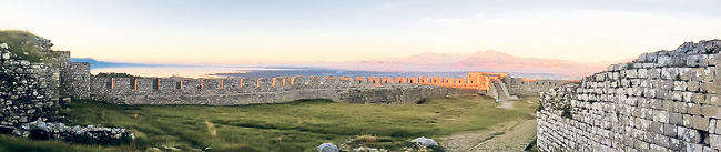 Поглед са Скадарске тврђаве ка језеру и Проклетијама (Фото: Марко Николић)