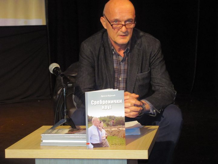  U Istočnom Novom Sarajevu danas je prodstavljena knjiga "Srebrenički krug" novinara i publiciste iz Beograda Dragana Vujičića i prikazan film "Srebrenica-izdani grad" reditelja Ole Flumana.