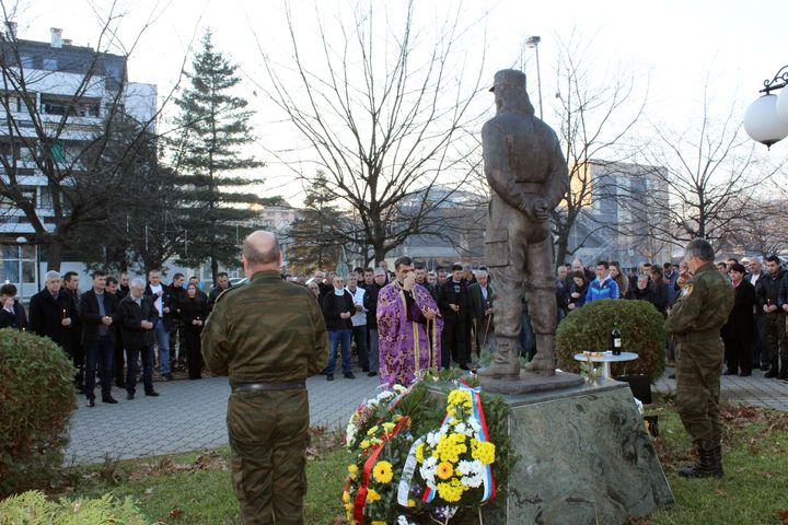 Služenjem parastosa u Ugljeviku je danas odata počast ratnom komandantu Specijalne jedinice Vojske Republike Srpske "Mandini lavovi" vojvodi Mitru Maksimoviću Mandi, koji je prije 13 godina stradao u saobraćajnoj nesreći.