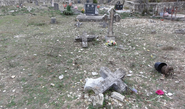 Oskrnavljeno groblje manastira Krka (Foto: standard.rs)