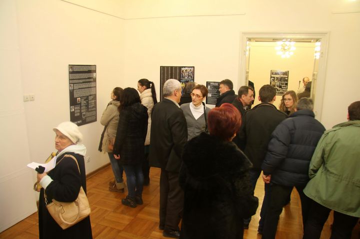 Izložba "Prebilovci", koja svjedoči o zločinu ustaša 1941. godine u istoimenom hercegovačkom srpskom selu, otvorena je večeras u galeriji banjalučkog Kulturnog centra "Banski dvor".