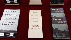  У Народној библиотеци у Козарској Дубици изложени су наслови издавачке дјелатности Јавне установе "Спомен подручје Доња Градина" поводом обиљежавања 27. јануара - Међународног дана сјећања на жртве холокауста.