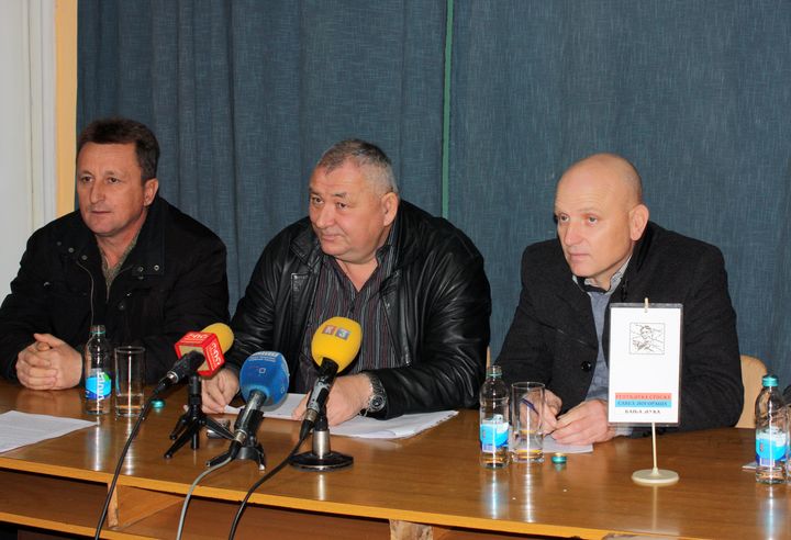 Predsjednici Udruženja ratnih zarobljenika-logoraša Modriče, Broda i Šamca, Vlado Dragojlović, Ane Mihajlov i Gojko Pajić.