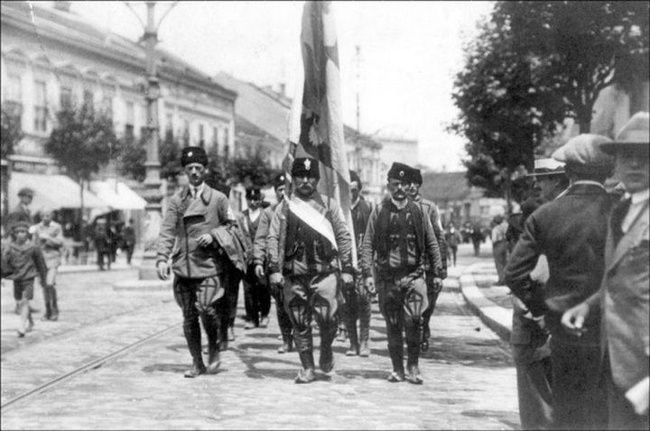 Komite marširaju Kolarčevom ulicom