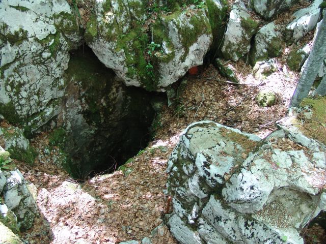Шаранова јама на Велебиту, Хрватска - Место злочина