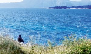 Молитва православног монаха над Плавом гробницом (Фото Н. Белић)