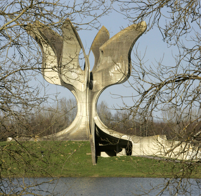 Споменик Камени цвет у Јасеновцу