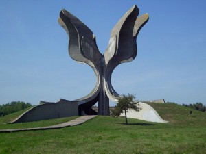 Centralni spomenik na spomen-području Jasenovac. Foto: Wikimedia Commons/Bern Bartsch. 