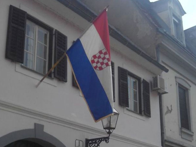 U centru Karlovca zastava sa grbom NDH (Foto: KAportal)