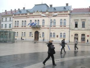У Осијеку стално разбијају табле на згради "Просвјете"
