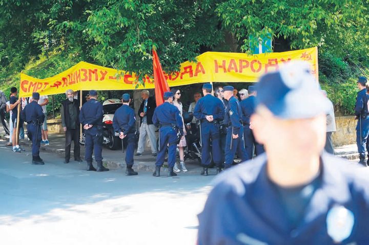 Grupe protivnika i pristalica rehabilitacije ponovo se okupile ispred Višeg suda Foto Tanjug/Oksana Toskić
