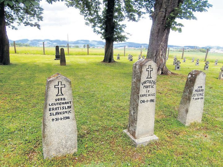 Једноставни камени споменици чувају успомену на страдалнике логораша из Првог светског рата Фото Ј. Чалија