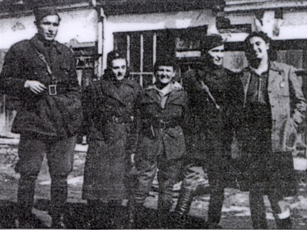 Са ратним друговима: Љубица Пурић (прва здесна), у средини је Мила Ђорђић