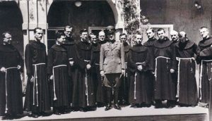 Poglavnik NDH Ante Pavelić sa fratrima Katoličke crkve