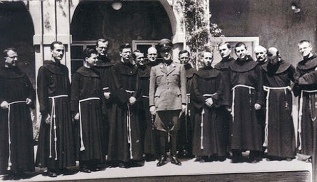 Поглавник НДХ Анте Павелић са фратрима Католичке цркве