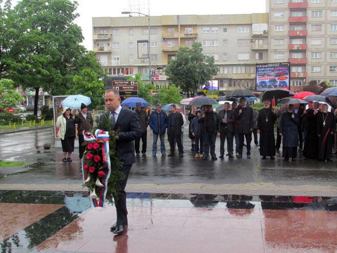 Полагање вијенаца ослободиоцима града Бијељина Фото: СРНА