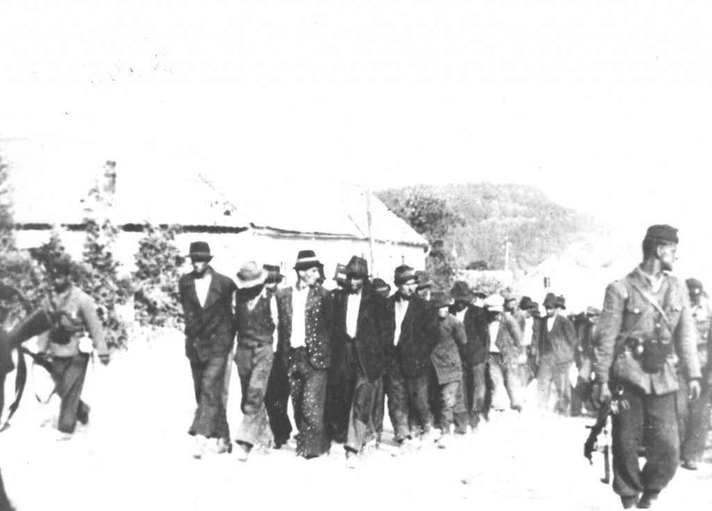 На Банији 1942. Усташе одводе Србе на стрељање. (ФОТО: www.wikiwand.com)