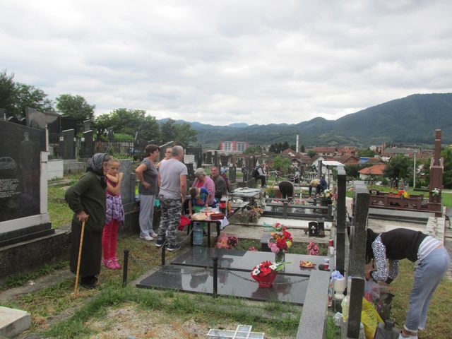 Delegacija opštinske Organizacije porodica zarobljenih i poginulih boraca i nestalih civila Bratunac i članovi porodica poginulih danas su obilježili 24 godine od ubistva 11 Srba u bratunačkom selu Loznica