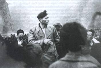 Francetić drži govor okupljenim seljacima