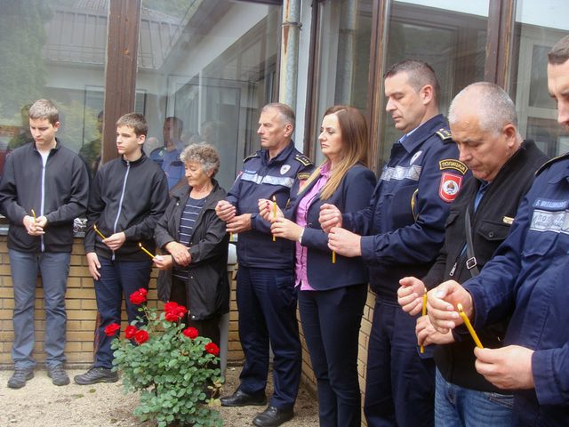 Polaganjem vijenaca i služenjem parastosa u Stanici javne bezbjednosti u Mrkonjić Gradu danas su obilježene 24 godine od ubistva 22 mrkonjićka policajca