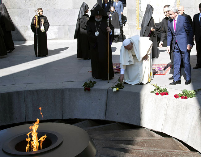 Papa Franja jutros u Muzeju genocida Citernakaberd (Tzitzernakaberd) u Jerevanu, odaje počast žrtvama genocida (Foto Rojters)