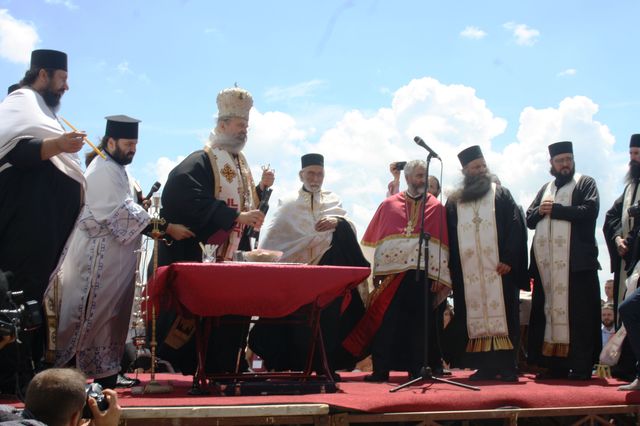 Njegovo preosveštenstvo episkop raško-prizrenski Teodosije služio je danas na Vidovdan parastos kosovskim junacima na Gazimestanu, gdje je veliki broj kosovske policije obezbjeđivao skup