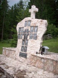 Služenjem parastosa i polaganjem cvijeća na mjesnom spomen-obilježju Blatine-Pribanj na Palama je danas odata počast za 14 poginulih srpskih boraca u proteklom odbrambeno–otadžbinskom ratu