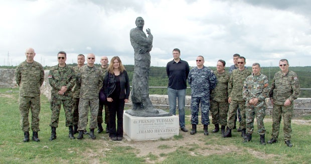 Srpski oficir (drugi sleva) pored spomenika Tuđmanu