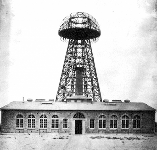 Теслин неостварени грандиозни пројекат: Зграда са торњем Светске радио-станице на Лонг Ајленду, у држави Њујорк wikipedia.org