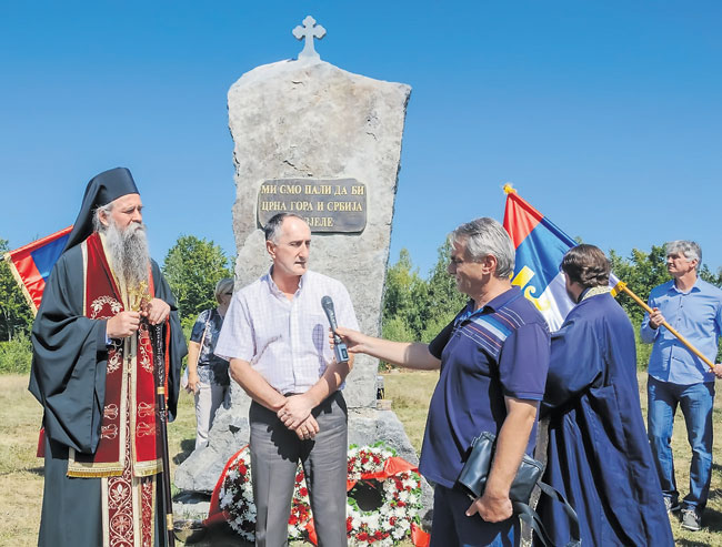 Vladika Joanikije i Momčilo Vuksanović na osveštanju obnovljenog spomenika (Foto N. Đurić)