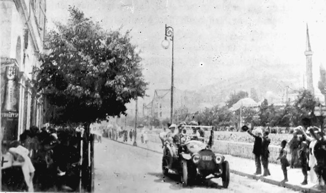 Franc Ferdinand u vožnji Sarajevom pre atentata 1914. (Foto Rojters)