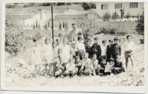 Ђаци 1- 4. разреда школске 1963/64 године, са учитељом Ћетком Копривицом, на путу испред школе